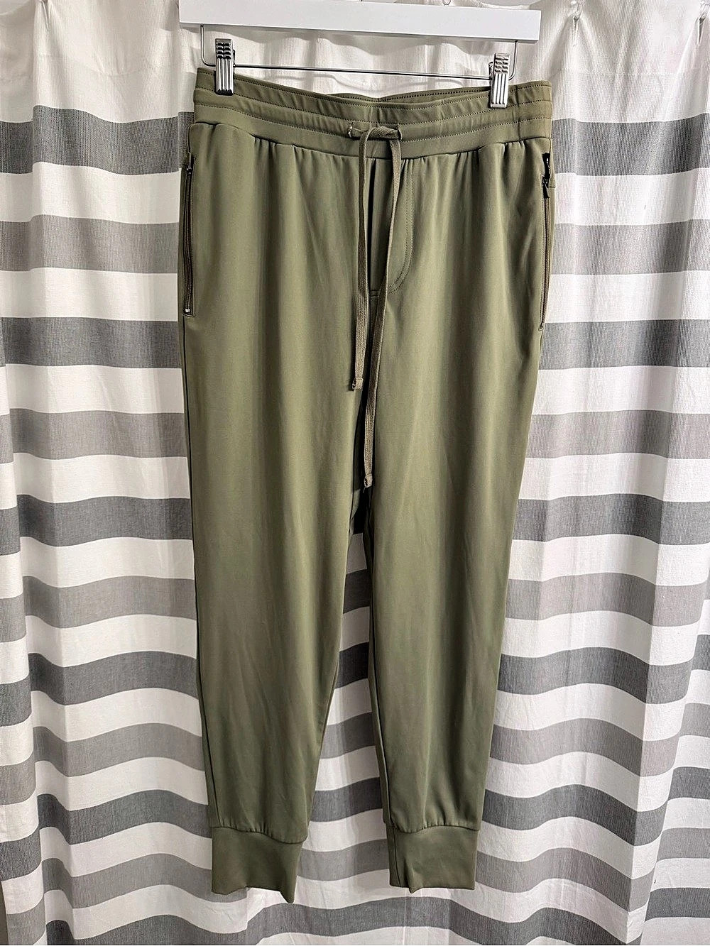 Monrow Women’s Jogger Pants Olive Green Track Pants Medium NWT Super Soft
